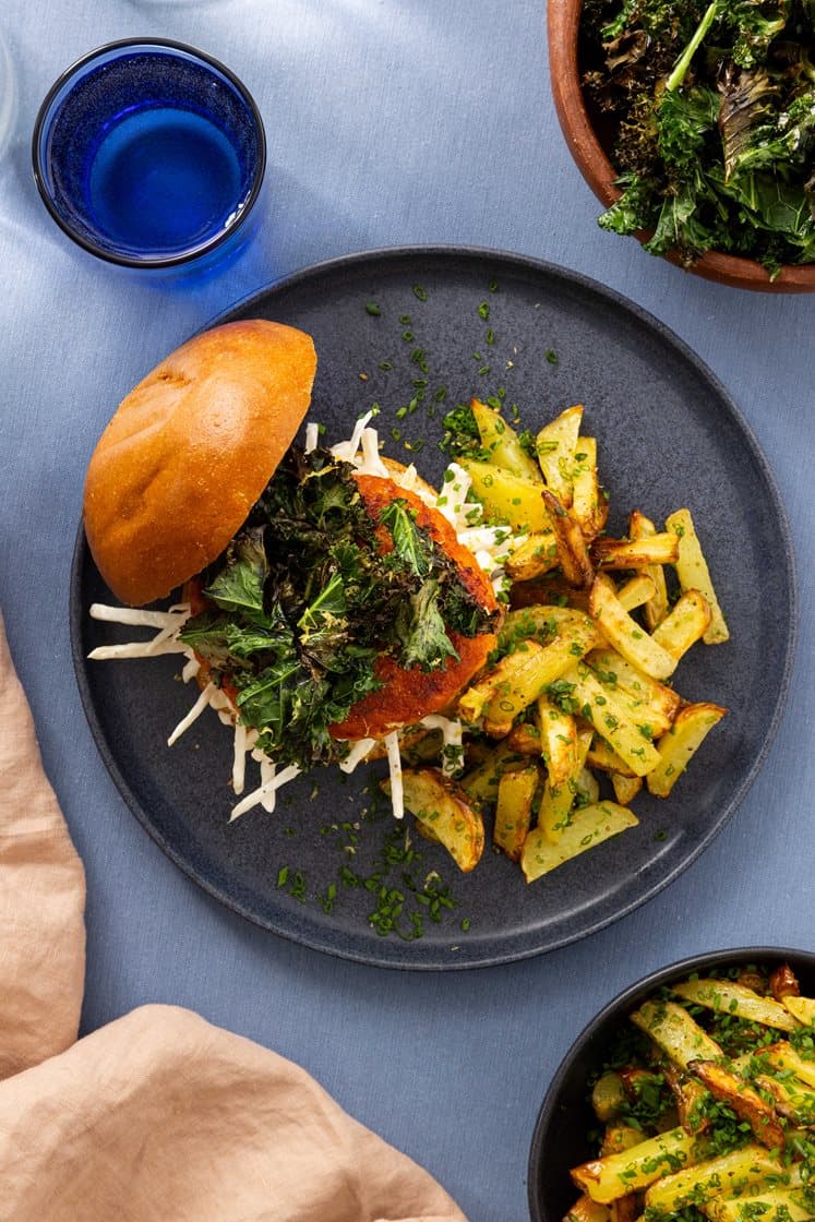 Ørretburger med cheddar og chili, servert med trøffelfries, sprø grønnkål og eple- og sellerislaw 