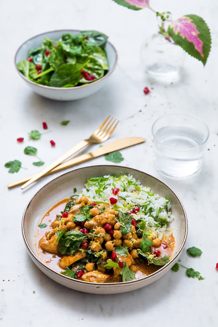 Indisk butter chicken- og kikertgryte med purreris og spinat- og granateplesalat