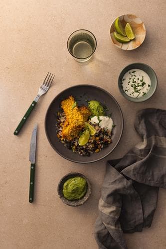 Meksikanske fiskepinner med tomatris og guacamole
